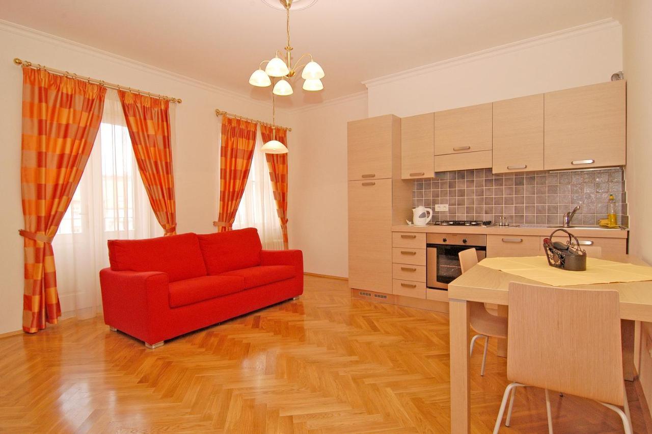 Residence La Familia Прага Экстерьер фото