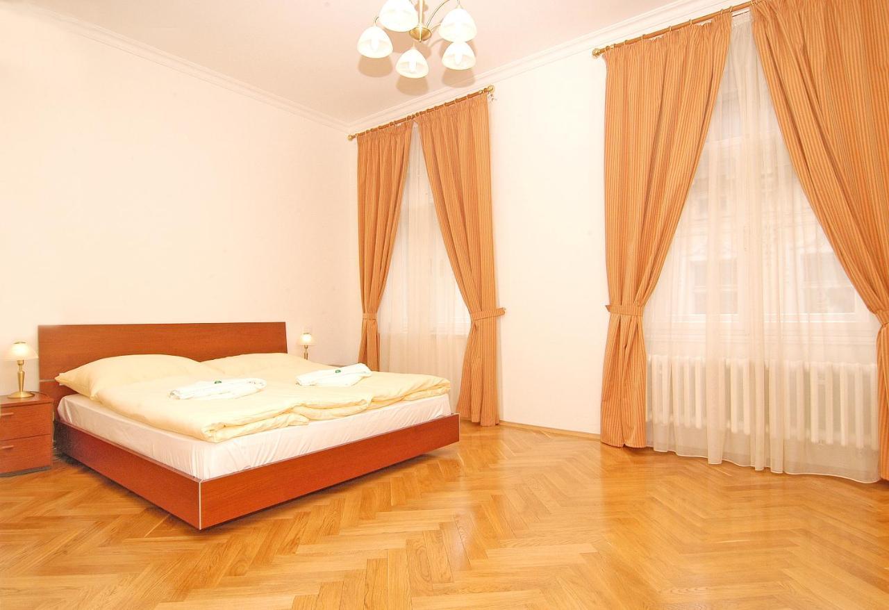 Residence La Familia Прага Экстерьер фото