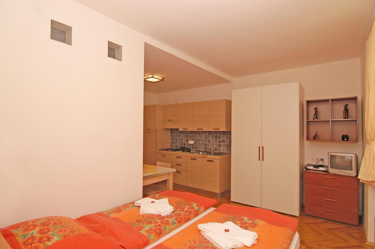 Residence La Familia Прага Экстерьер фото