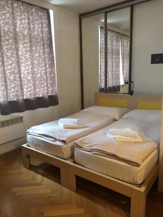 Residence La Familia Прага Экстерьер фото