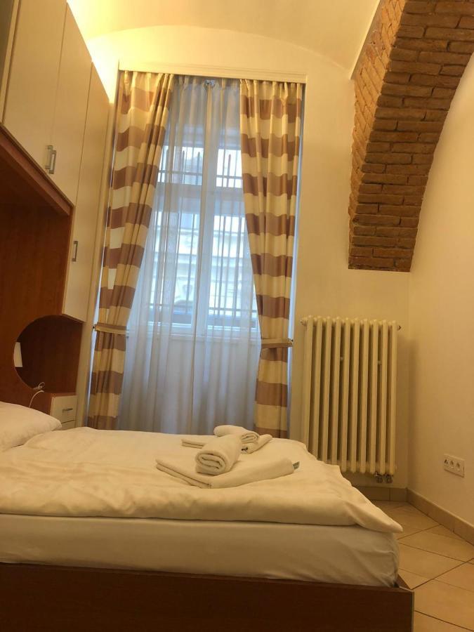 Residence La Familia Прага Экстерьер фото
