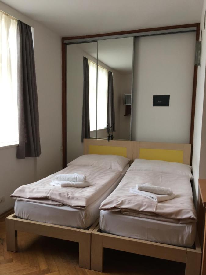 Residence La Familia Прага Экстерьер фото