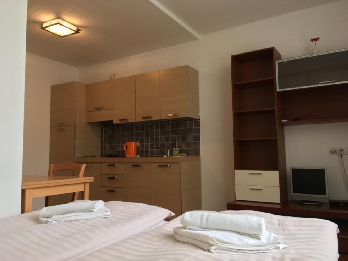 Residence La Familia Прага Экстерьер фото