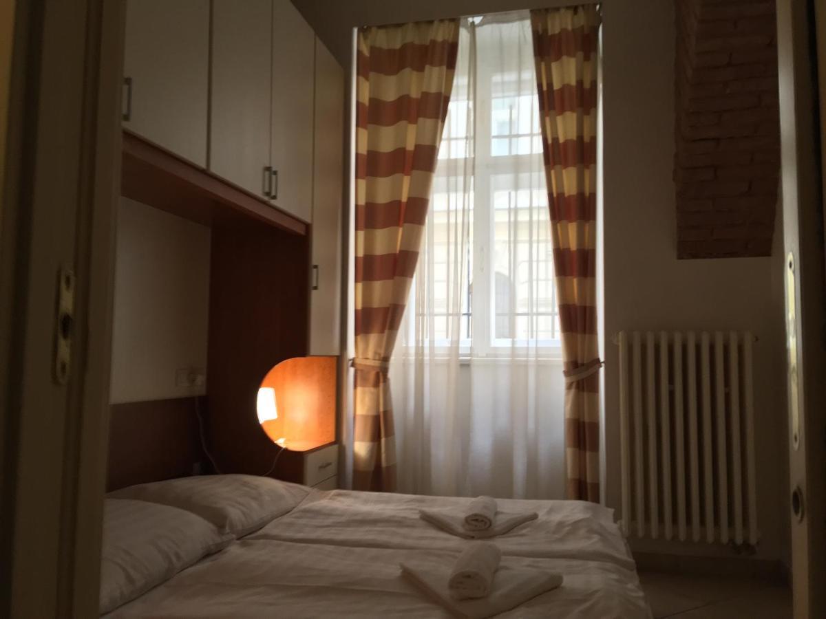 Residence La Familia Прага Экстерьер фото