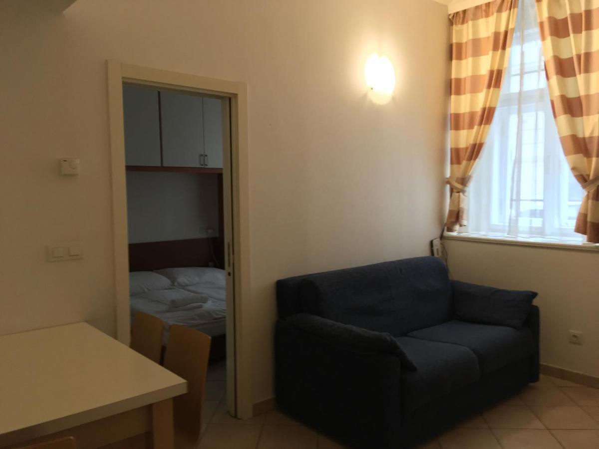 Residence La Familia Прага Экстерьер фото