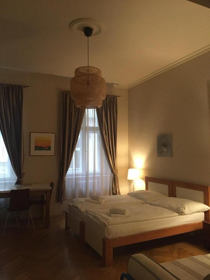 Residence La Familia Прага Экстерьер фото