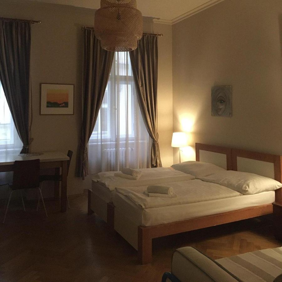 Residence La Familia Прага Экстерьер фото