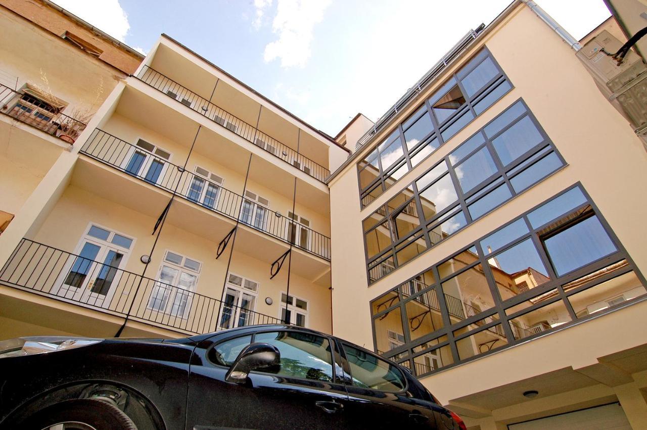 Residence La Familia Прага Экстерьер фото
