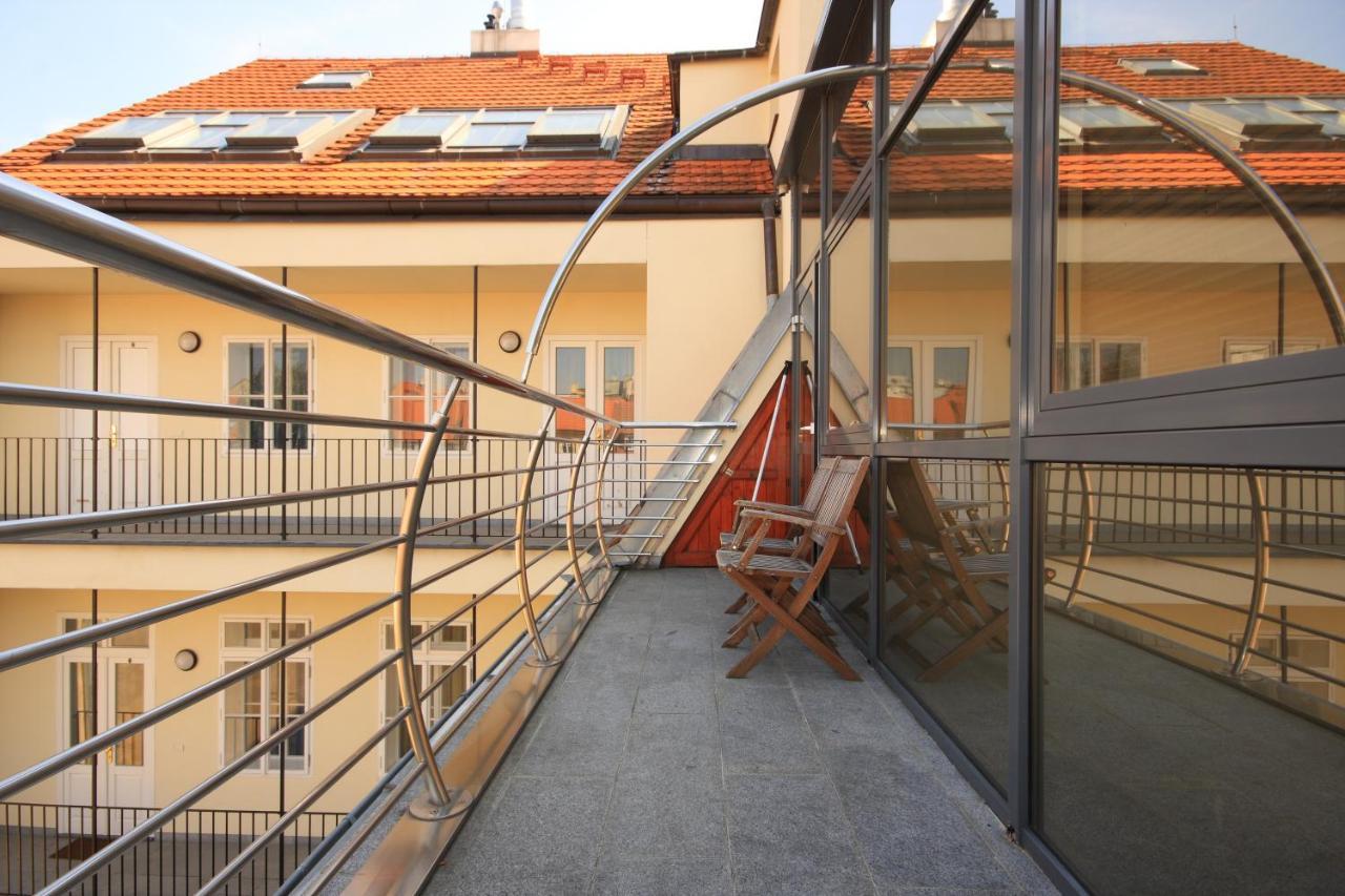 Residence La Familia Прага Экстерьер фото
