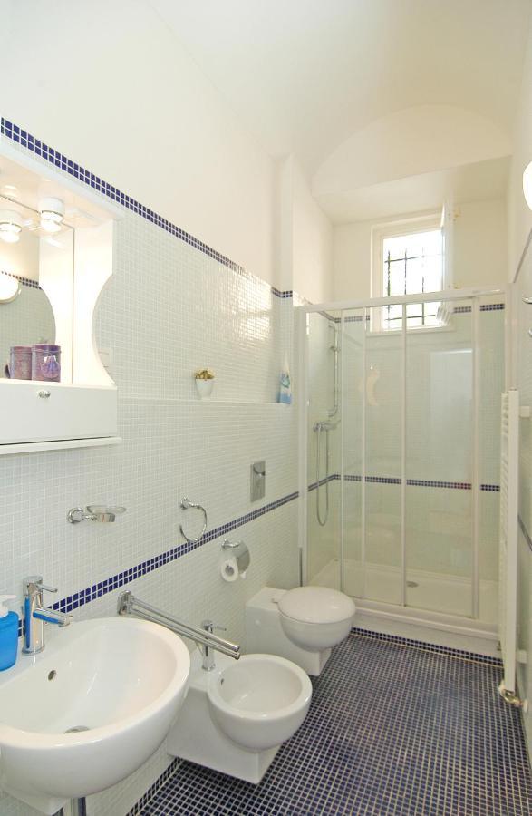 Residence La Familia Прага Экстерьер фото