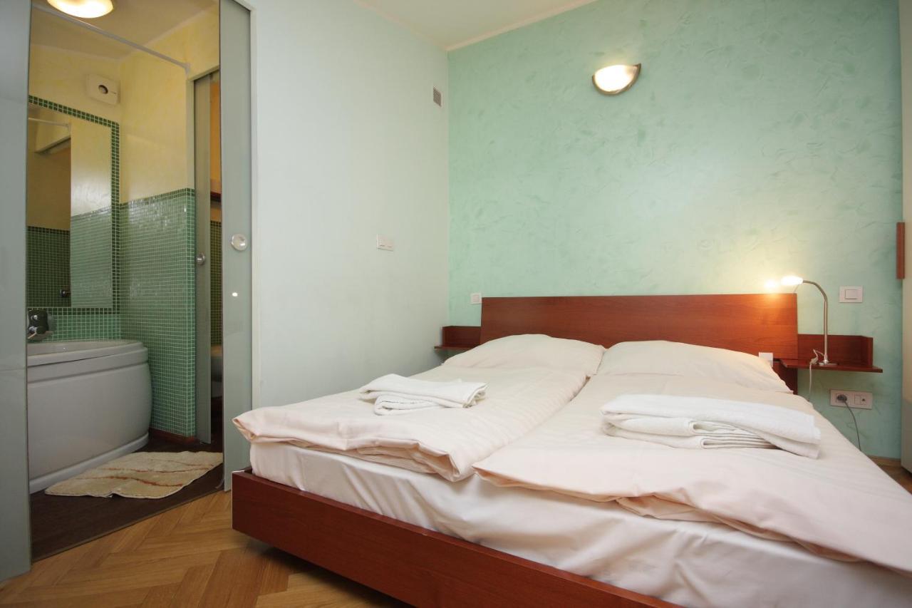 Residence La Familia Прага Экстерьер фото